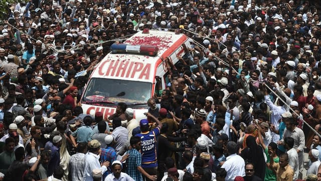 L'enterrement d'Amjad Sabri porté par la ferveur populaire à Karachi.
