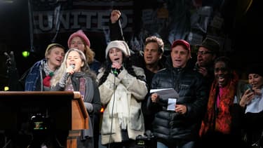 Natalie Merchant, Cher et Donald Trump sur scène à New York devant la Trump Tower.