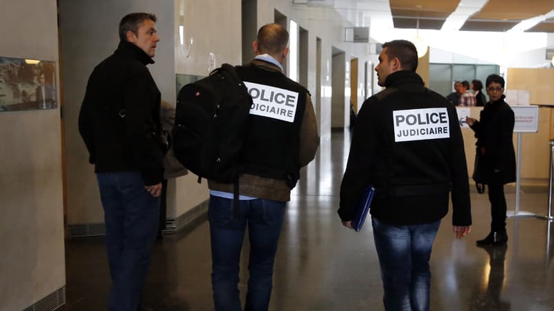 Des enquêteurs de la police judiciaire dans le tribunal, peu après les coups de feu.