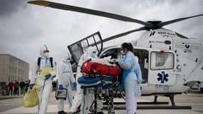 Du personnel médical transporte un malade du Covid-19 évacué d'un autre hôpital à Angers, en France, le 15 mars 2021