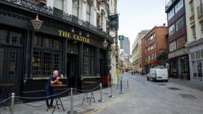 Image d'illustration - Une terrasse de pub et une rue de Londres désertes, en août 2020.