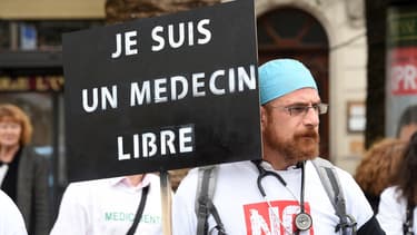 Un médecin manifeste le 13 novembre dernier contre le projet de loi de santé.