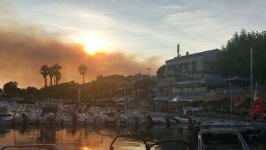 La fumée de l'incendie visible depuis Saint-Cyr-sur-Mer, dans le département voisin du Var.