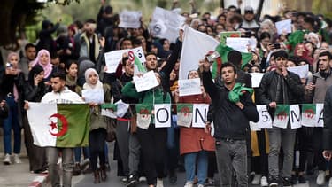 Des étudiants algériens protestent contre l'éventualité d'un 5e mandat d'Abdelaziz Bouteflika, le 26 février 2019 à Alger.