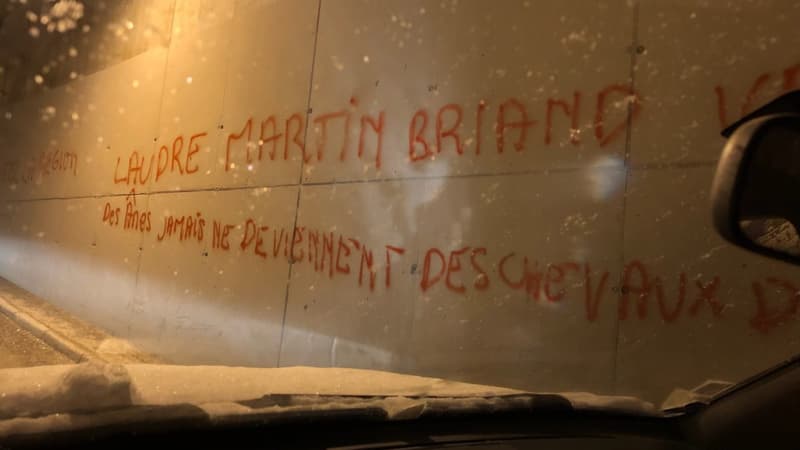 Un tag insultant les élus de Vars a été découvert dans la station.