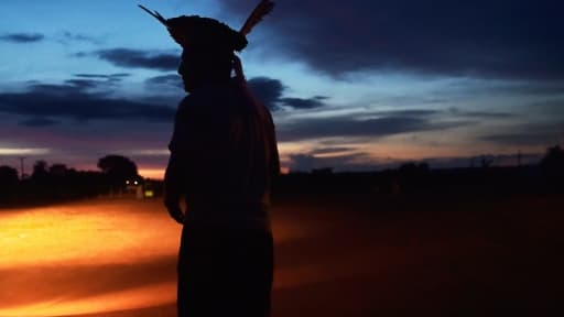 Un membre de la tribu Kayapo après un discours du cacique Raoni dans le village de Piaracu, près de Sao Jose do Xingu, État du Mato Grosso, Brésil, le 17 janvier 2020