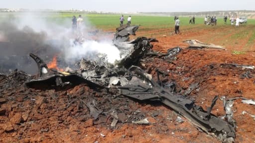 Débris d'un avion abattu, une attaque revendiquée par un groupe rebelle allié à Al-Qaïda au dessus de la localité d'al-Eis le 5 avril 2016, dans le nord de la Syrie, une opération auparavant attribué aux jihadistes du Front al-Nosra