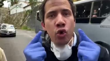 Capture d'écran a partir d'une vidéo fournie par l'équipe de Juan Guaido, du leader de l'opposition vénézuélienne dans une rue de Caracas s'adressant à des passants, le 6 juin 2020