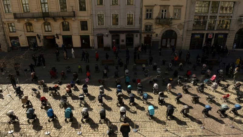 Guerre en Ukraine: 109 poussettes vides disposées dans le centre de Lviv en hommage aux enfants tués