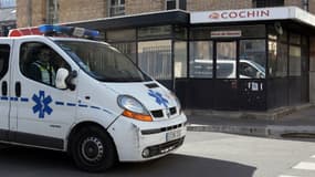 Une ambulance devant les urgences de l'hôpital Cochin, à Paris.