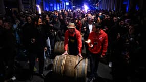 Des tonneaux de Beaujolais nouveau sont arrivés dans le centre de Lyon ce mercredi 20 novembre 2024.