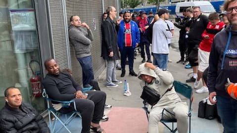 Le PSG sacré en Ligue des champions - Des supporters du PSG devant la boutique du club près du Parc des Princes, le 1er juin 2025 Le PSG sacré en Ligue des champions - Des supporters du PSG devant la boutique du club près du Parc des Princes, le 1er juin 2025