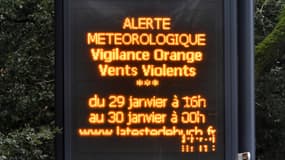 Un panneau d'information à Arcachon prévenant que des vents violents allaient s'abattre sur le Sud-Ouest de la France.
