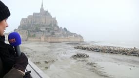 La mer se retire à perte de vue autour du Mont-Saint-Michel.