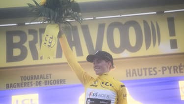 Demi Vollering s'emparant du maillot jaune sur l'avant-dernière étape du Tour de France Femmes, 29 juillet 2023