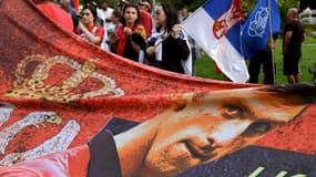 Des membres de la communauté serbe manifestent devant le centre de rétention de Melbourne où leur compatriote Novak Djokovic a été placé après son interdiction d'entrée sur le territoire australien en raison de son statut vaccinal, le 8 janvier 2022 