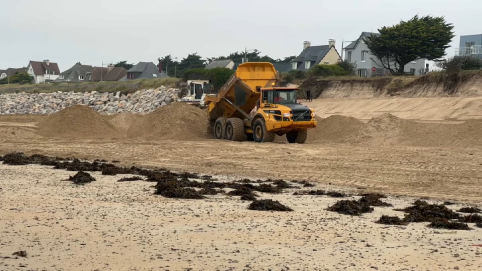 Pour empêcher le trait de côte de reculer, des solutions existent depuis des décennies en Normandie comme le réensablement.