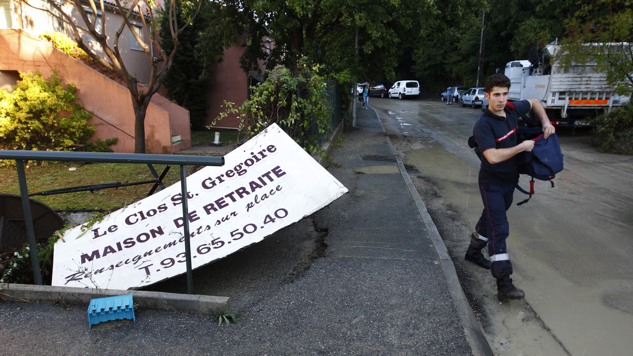 Un pompier français passe devant l'enseigne de la maison de retraite "Le Clos Saint-Grégoire" où trois personnes se sont noyées à cause de violentes inondations après qu'une rivière a débordé, le 4 octobre 2015, à Biot,. Un pompier français passe devant l'enseigne de la maison de retraite "Le Clos Saint-Grégoire" où trois personnes se sont noyées à cause de violentes inondations après qu'une rivière a débordé, le 4 octobre 2015, à Biot,.