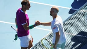 L'Espagnol Rafael Nadal (gauche) et le Français Adrian Mannarino (droite) après leur match du 4e tour de l'Open d'Australie à Melbourne le 23 janvier