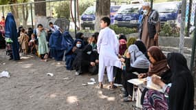 Des familles afghanes - originaires de provinces où des affrontements ont lieu avec des talibans - venues se réfugier à Kaboul.