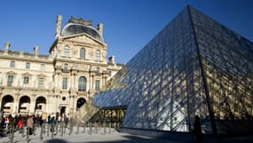 Un collage géant sur le Louvre