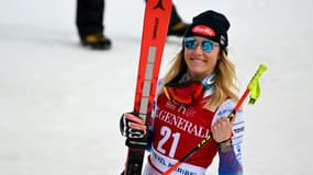 La skieuse américaine  Mikaela Shiffrin après la descente des finales de Coupe du monde le 17 mars 2022 à Courchevel