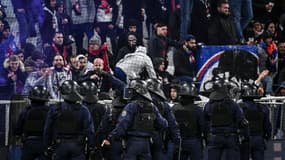 Des affrontements sont survenus entre des supporters lyonnais et des CRS après le match OL-Strasbourg le 14 janvier 2023.