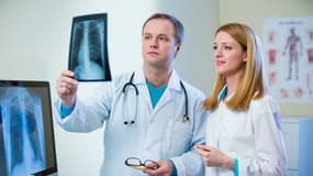 À l’hôpital, face à des signes d’embolie pulmonaire, le médecin pratique un examen clinique complet