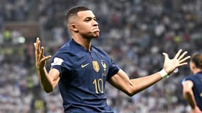 Kylian Mbappé célèbre un but avec la France pendant le Mondial 2022