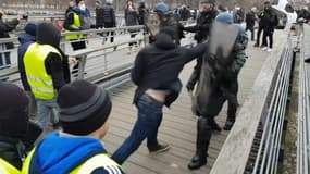 Un gendarme est agressé par un manifestant, samedi 5 janvier à Paris.