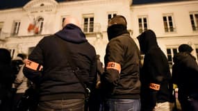 Des policiers rassemblés le 8 novembre 2016 devant la mairie de Viry-Châtillon pour dénoncer l'attaque contre leurs collègues