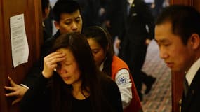 Des familles chinoises sortent d'une rencontre avec les autorités malaisiennes à l'hôtel Lido de Pékin, le 24 mars 2014.