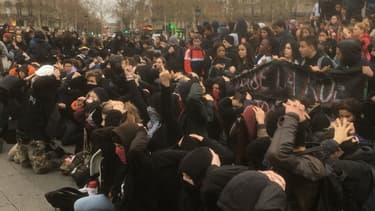 Des lycéens ont reproduit ce vendredi la scène d'interpellations de Mantes-la-Jolie