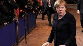 La chancelière allemande Angela Merkel à son arrivée à Bruxelles. L'hypothèse d'un nouveau traité réservé aux membres de la zone euro et aux pays qui souhaiteraient les rejoindre prend corps jeudi soir à l'ouverture du sommet européen de Bruxelles. /Photo