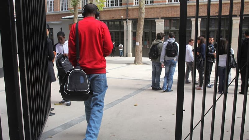 Entrée d'un lycée. (illustration)