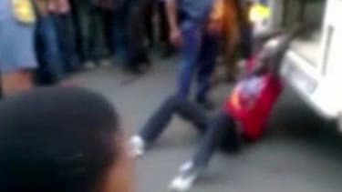Un extrait d'une vidéo amateur de la terrible scène, en pleine rue.