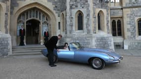C'est dans ce modèle inédit de Jaguar, une Type E convertie en électrique, que Meghan et Harry ont rejoint la soirée de leur mariage. - Steve Parsons / POOL / AFP
