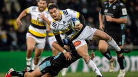 L'arrière rochelais Brice Dulin échappe à un plaquage d'un joueur de Glasgow, lors de la 1ère journée de la poule A de la Coupe d'Europe, le 12 décembre 2021 au Stade Marcel-Deflandre