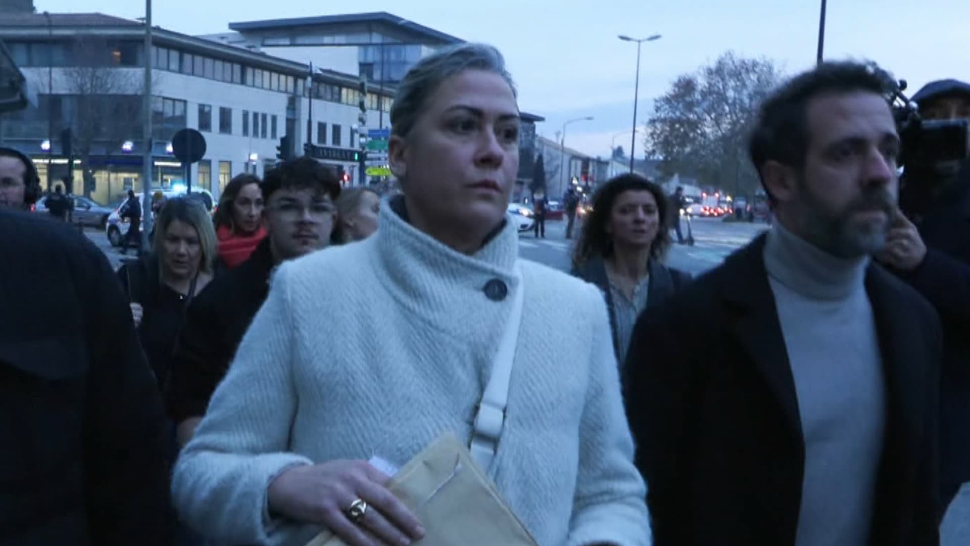 Caroline Darian et ses deux frères arrivent à la cour criminelle du Vaucluse pour entendre le verdict du procès des viols de Mazan.