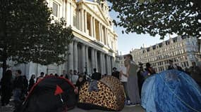 Environ 250 manifestants ont installé un camp de fortune devant la cathédrale Saint-Paul dans le centre de Londres et ont promis d'occuper les lieux indéfiniment pour exprimer leur colère envers les banquiers et les dirigeants politiques jugés responsable