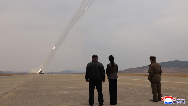 Kim Jong Un supervise un essai de lance-roquettes multiples, une "arme très meurtrière mais attrayante"