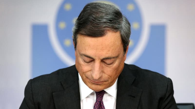 Mario Draghi, Président de la BCE. La baisse des taux provoquée par l'action monétaire de la banque centrale provoque un casse-tête inédit.