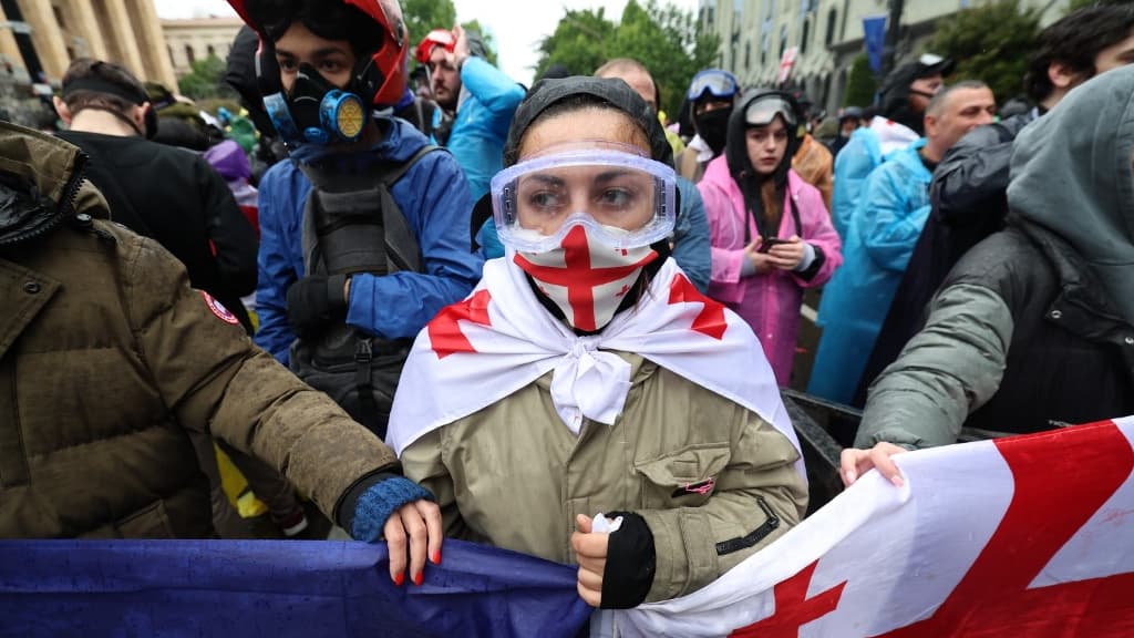 Des manifestants à Tbilissi, Géorgie, après l'adoption d'une loi sur l'"influence étrangère", le 14 mai 2024