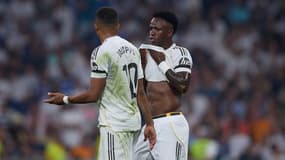 Kylian Mbappé et Vinicius discutant lors de Real Ovieda-Real Madrid, le 24 aout 2025