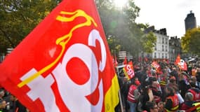 Des manifestants brandissent un drapeau de la CGT à Nantes, le 19 octobre 2017