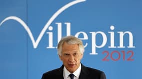 Dominique de Villepin a démenti dimanche matin les informations de médias sur son éventuel retrait de l'élection présidentielle et son ralliement à la candidature de Nicolas Sarkozy. /Photo prise le 16 janvier 2012/REUTERS/Charles Platiau