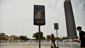 Un thermomètre affiche 47°C à Séville (Espagne), lors d'une vague de chaleur, le 13 juin 2022.