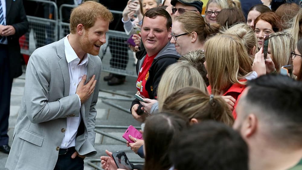 Le prince Harry en plein bain de foule lors d'une visite dans le centre de Belfast, le 7 septembre 2017. Le prince Harry en plein bain de foule lors d'une visite dans le centre de Belfast, le 7 septembre 2017.