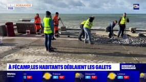 Tempête Ciaran: les habitants de Fécamp déblaient les galets, propulsés par les vents violents