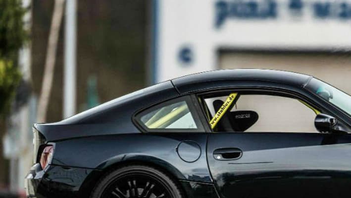 Le coupé a perdu une centaine de kilos, mais gagné presque 200 chevaux au modèle de base.